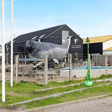 4 Person In Thyboron-by Traum